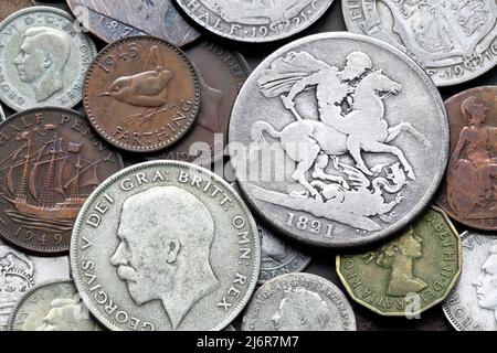 Una selezione di vecchie monete britanniche del diciannovesimo e ventesimo secolo, compreso una corona d'argento 1821 dal regno di George IV. Foto Stock