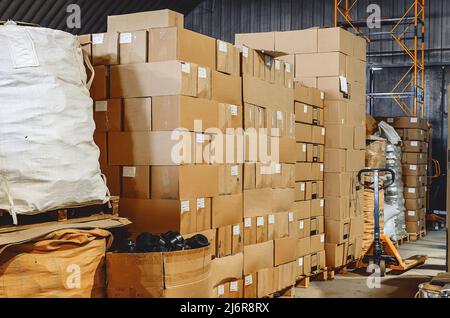 Scatole di cartone impilate in magazzino. Scatole con merce preparata per la spedizione. Caricatore Foto Stock