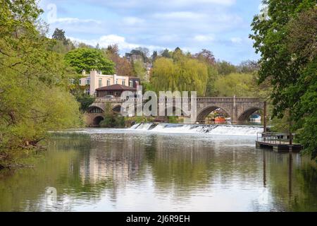Bathampton Weir e il ponte a pedaggio che attraversa il fiume Avon, noto anche come ponte a pedaggio di Batheaston e Bathwick Weir, Bath, Somerset, Inghilterra, Regno Unito. Foto Stock