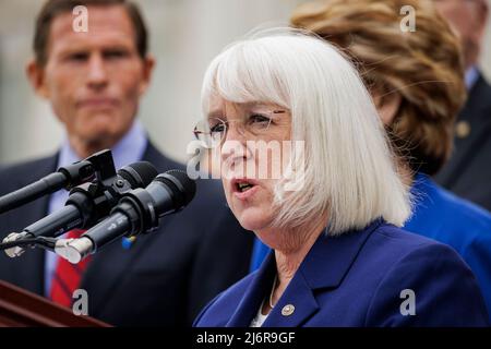 Il senatore Patty Murray (D-WA), insieme al Senato democratico Caucus, denuncia il progetto di decisione trapelato dalla Corte Suprema degli Stati Uniti che avrebbe superato Roe contro Wade e permesso agli stati di bandire l’aborto a Capitol Hill a Washington, DC, il 3 maggio 2022. Credito: Samuel Corum / CNP Foto Stock