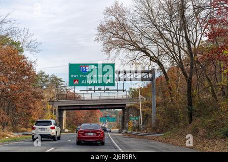 Hanover, MD - 25 novembre 2021: Guida sulla MD-295 in prossimità dell'uscita per l'Interstate 195 direzione est fino all'aeroporto BWI Thurgood Marshall. Foto Stock