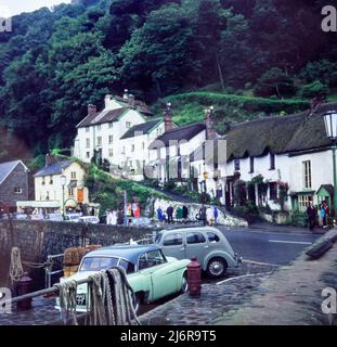 Riverside Road, Lynmouth, Devon nel 1968. Questa è un'immagine tratta dalla diapositiva originale. 1960s auto sono parcheggiate presso il porto. Foto Stock