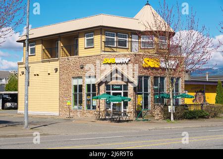 Vista ad angolo dell'esterno anteriore di un ristorante Subway, Pitt Meadows, B. C., Canada. Foto Stock