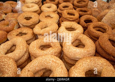 Impila di tradizionale bagel di pane simit turco appena sfornato. Foto Stock