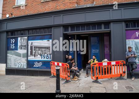 Windsor, Berkshire, Regno Unito. 3rd maggio 2022. Boots Pharmacy a Windsor si sta trasferendo in nuovi locali attualmente in costruzione a Peascod Street, Windsor. Credit: Maureen McLean/Alamy Live News Foto Stock