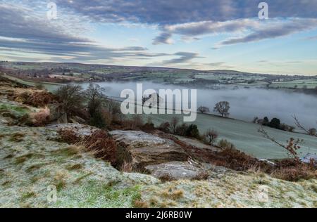 Un'inversione di nuvole nella valle di Gill Beck Baildon. La nebbia si trova nella valle. La vista è vista da Baillon Moor. Foto Stock