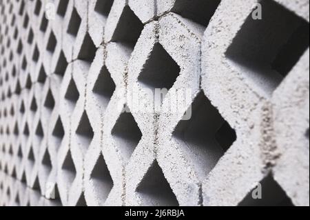 parete a reticolo in calcestruzzo grigio a forma di diamante Foto Stock