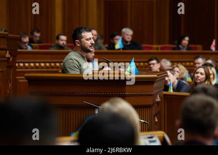 Kiev, Ucraina. 03 maggio 2022. Il Presidente ucraino Volodymyr Zelenskyy, consegna un discorso alla Rada Verkhovna o al parlamento, 3 maggio 2022 a Kiev, Ucraina. In seguito, il primo ministro britannico Boris Johnson ha rivolto un discorso senza precedenti al parlamento attraverso una videoconferenza che chiamò la guerra “l’ora più bella dell’Ucraina”. Credit: Ukraine Presidency/Ukraine Presidency/Alamy Live News Foto Stock