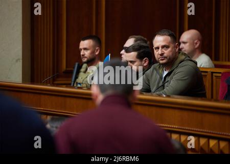 Kiev, Ucraina. 03 maggio 2022. Il capo ucraino dell'amministrazione presidenziale Andriy Yermak ascolta durante una sessione speciale della Rada Verkhovna o del parlamento, 3 maggio 2022 a Kiev, Ucraina. Il primo ministro britannico Boris Johnson ha tenuto un discorso senza precedenti al parlamento attraverso una videoconferenza che chiama la guerra “l’ora più bella dell’Ucraina”. Credit: Ukraine Presidency/Ukraine Presidency/Alamy Live News Foto Stock