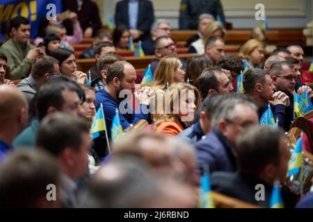 Kiev, Ucraina. 03 maggio 2022. I membri del Parlamento ucraino ascoltano il primo ministro britannico Boris Johnson per un video discorso durante una sessione speciale, il 3 maggio 2022 a Kiev, Ucraina. Johnson ha pronunciato un discorso senza precedenti che chiamava la guerra “l’ora più bella dell’Ucraina”. Credit: Ukraine Presidency/Ukraine Presidency/Alamy Live News Foto Stock