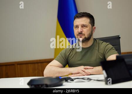 Kiev, Ucraina. 03 maggio 2022. Il Presidente ucraino Volodymyr Zelenskyy, consegna un discorso al Parlamento albanese tramite collegamento video dalla sala della situazione, 3 maggio 2022 a Kiev, Ucraina. Credit: Ukraine Presidency/Ukraine Presidency/Alamy Live News Foto Stock