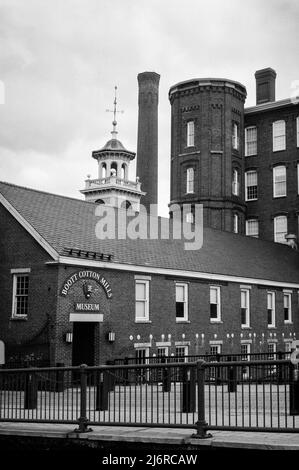 Il Boott Cotton Mills Museum nella storica Lowell, Massachusetts. Vista verticale. Catturato su pellicola analogica in bianco e nero. Lowell, Massachusetts.g Foto Stock