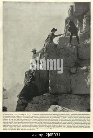 Foto antica del Gruppo di turisti vittoriani che arrampicano la Piramide Freat, Egitto, 19th secolo Foto Stock