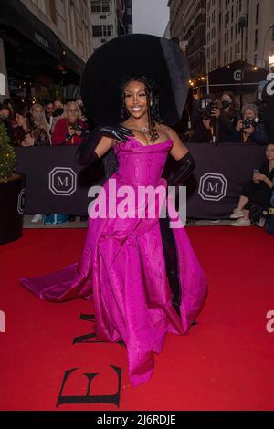 SZA parte dal Mark Hotel per il Met Gala 2022 a New York City. Foto Stock