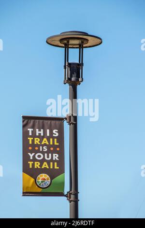 4-2-2022 Tulsa OK USA - questo sentiero è il tuo percorso - Sign along Riverwalk echoes Guthris canzone questa terra è la tua terra - montato di nuovo su palo di luce retrò Foto Stock