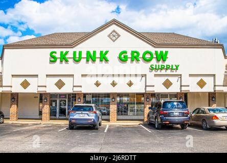 15 04 2022 Tulsa USA Skunk Grow Supply - dispensa medica Marijuana in strip Mall con auto parcheggiate di fronte a Tulsa OK Foto Stock