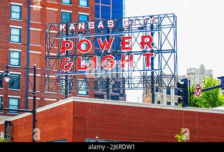 2011 4-4 Kansas City USA - insegna per il quartiere delle luci e dell'alimentazione di Kansas City con gli edifici della città sullo sfondo Foto Stock