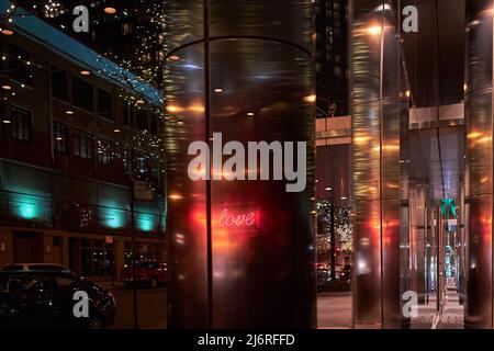 colorati cartelli al neon di notte riflessi a livello della strada Foto Stock