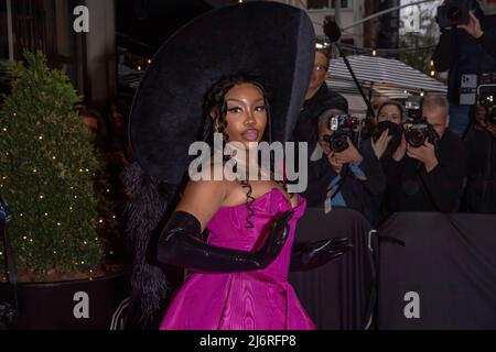 SZA parte dal Mark Hotel per il Met Gala 2022 a New York City. Foto Stock