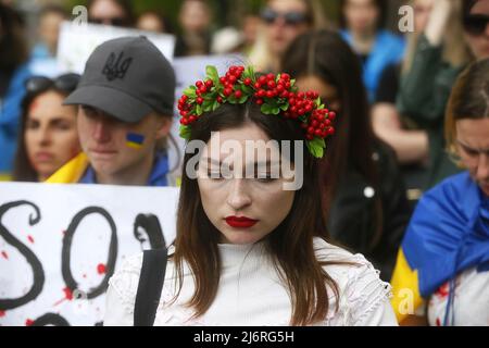 Kiev, Ucraina - 03 maggio 2022, un manifestante arrabbiato partecipa alla manifestazione. I parenti e gli amici dei militari del battaglione Azov, che attualmente si è impegnato a difendere lo stabilimento di Azovstal a Mariupol, invitano i leader mondiali a fornire un corridoio verde per l'evacuazione dei civili e dei soldati ucraini dallo stabilimento di acciaio di Azovstal. Foto Stock
