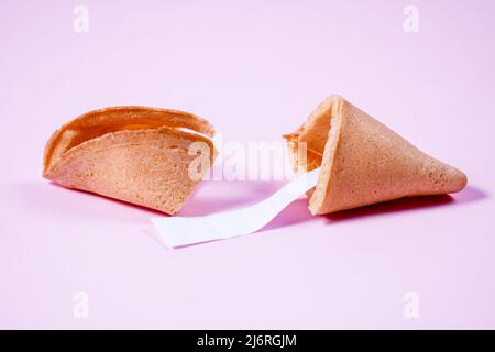 Biscotti di fortuna cinesi. Cookie con spazio vuoto per le parole di previsione. Sfondo rosa. Foto Stock