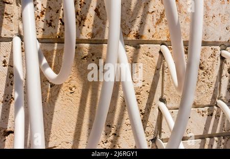 Tubi di plastica bianchi in arte di installazione a parete Miami, Florida, USA Foto Stock