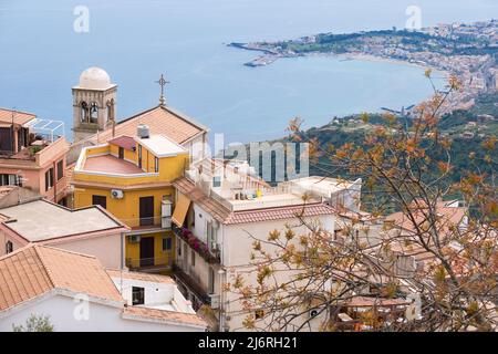 Piccola chiesa italiana a Castelmola comune sul porto di Nexos antica città greca sul mare Ionio. Sicilia orientale, Italia. Foto Stock