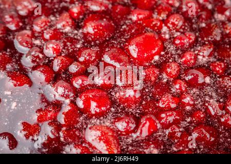 Marmellata di fragole. Marmellata di fragole fatta in casa facendo bollire progresso. La marmellata di fragole sta bollendo, tiro dettagliato. Marmellata di fragole, vista dall'alto. Processo di cottura, bacche bollenti per inscatolamento. Foto Stock
