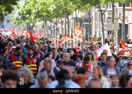 1 maggio 2022, Marsiglia, Francia: I manifestanti marciano per le strade con bandiere e cartelli durante la manifestazione. I manifestanti prendono parte alla Giornata annuale del Maggio (Festa del lavoro) che segna la giornata internazionale del lavoratore. (Credit Image: © Denis Thaust/SOPA Images via ZUMA Press Wire) Foto Stock