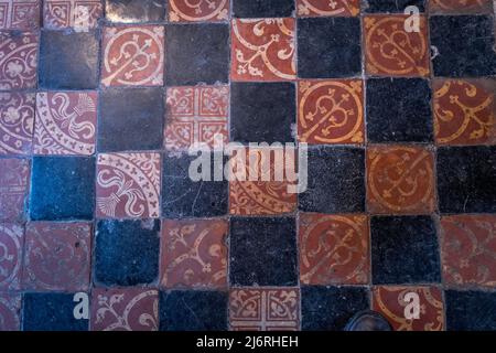 Le mattonelle di pavimento medioevale sul pavimento del campanile staccato alla chiesa di St. Leonards, Yarpole, Herefordshire. Foto Stock