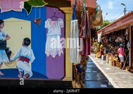 Negozi colorati al mercato artigianale di Monsefu vicino a Chiclayo, regione Lambayeque, Perù. Foto Stock