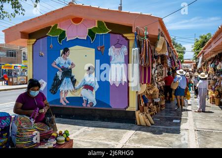 Negozi colorati al mercato artigianale di Monsefu vicino a Chiclayo, regione Lambayeque, Perù. Foto Stock