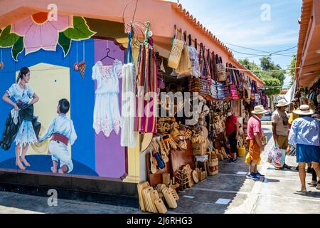 Negozi colorati al mercato artigianale di Monsefu vicino a Chiclayo, regione Lambayeque, Perù. Foto Stock