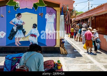 Negozi colorati al mercato artigianale di Monsefu vicino a Chiclayo, regione Lambayeque, Perù. Foto Stock