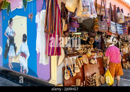 Negozi colorati al mercato artigianale di Monsefu vicino a Chiclayo, regione Lambayeque, Perù. Foto Stock