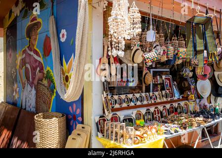 Negozi colorati al mercato artigianale di Monsefu vicino a Chiclayo, regione Lambayeque, Perù. Foto Stock