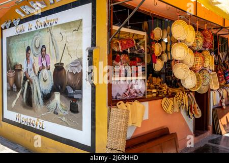 Negozi colorati al mercato artigianale di Monsefu vicino a Chiclayo, regione Lambayeque, Perù. Foto Stock