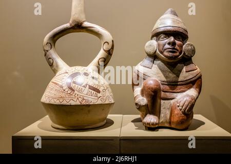 Manufatti in mostra all'interno del Museo delle Tombe reali di Sipan (Museo Tumbas Reales De Sipan) , Lambayeque vicino Chiclayo, Perù. Foto Stock