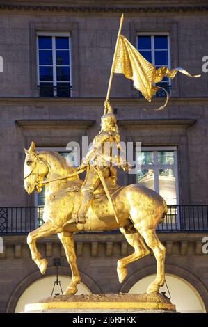 Jeanne de Arc. Una statua equestre dorata di martire Giovanna d'Arco di Emmanuel Frémiet, sorge a un crocevia trafficato sulla Rue de Rivoli a Parigi, Francia. Foto Stock