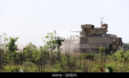 Un M2A3 Bradley Fighting Vehicle con equipaggio assegnato al 2nd Armored Brigade Combat Team, 3rd Infanttry Division, spara durante la fase di tabella VI del Sullivan Cup Competition a Fort Benning, Georgia, 3 maggio 2022. La Coppa Sullivan sottolinea l'importanza di padroneggiare i fondamentali che dobbiamo preservare come forza di combattimento per mantenere un bordo letale sui potenziali avversari. La Sullivan Cup di quest'anno è la prima ad includere una competizione di equipaggi di veicoli Bradley Fighting. (STATI UNITI Foto dell'esercito dello staff Sgt. Justin McClarran) Foto Stock