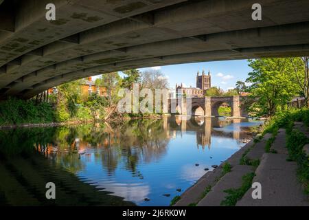 Cattedrale di Hereford dalle rive del fiume Wye, Hereford, Inghilterra, Regno Unito Foto Stock