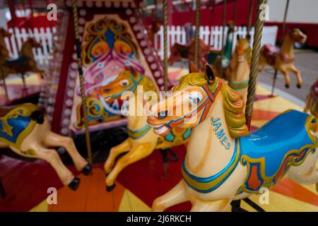 A Merry Go Round, un'attrazione da fiera alla fiera di maggio a Ludlow, Shropshire, Inghilterra. Foto Stock