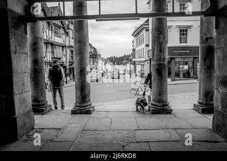 Le colonne di pietra del municipio e museo di Ludlow che guardano lungo la strada larga, Ludlow, Shropshire, Inghilterra. Foto Stock