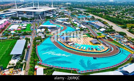 Miami Gardens, Florida, Stati Uniti. 3rd maggio 2022. Vista aerea sul F1 Circuit e l'Hard Rock Stadium, quasi pronto per il Gran Premio di Miami di Formula 1 Crypto.com il 6-8 2022 maggio. Miami diventerà la sede 11th negli Stati Uniti per ospitare una gara del Campionato del mondo F1. Credit: Yaroslav Sabitov/YES Market Media/Alamy Live News Foto Stock