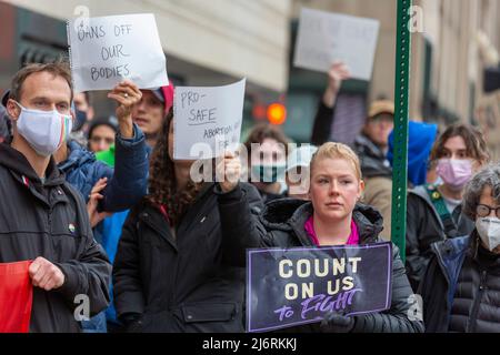 Detroit, Michigan USA - 3 maggio 2022 - gli attivisti per i diritti delle donne si sono radunati presso il tribunale federale per mantenere legale l'aborto. Un giorno prima, un progetto di parere trapelato dalla Corte Suprema ha suggerito che la Corte potrebbe ribaltare la storica decisione Roe contro Wade che nel 1973 legalizzò la maggior parte degli aborti. Foto Stock