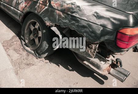 abbandonato arrugginito rotto auto, primo piano Foto Stock