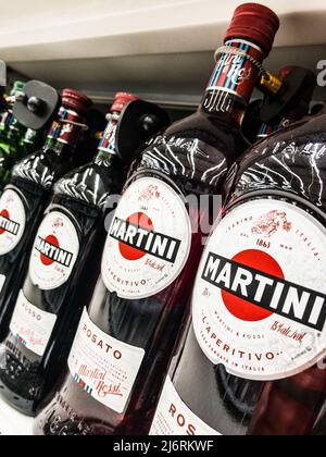 bevanda spiritosa italiana Martini si trova sulla scaffalatura del supermercato Foto Stock
