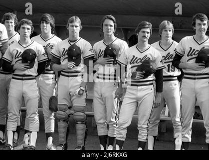 La squadra di baseball dell'UCLA College sta per il National Anthem durante una cerimonia che dedica e nomina il loro stadio di campo in onore della leggenda di Dodger e dell'ex alumnus dell'UCLA Jackie Robinson, Westwood, CA, 1981 Foto Stock