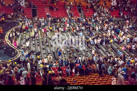 Persone che si depositano alla fine di un concerto pop Miami, Florida, Stati Uniti d'America Foto Stock