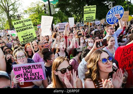 I manifestanti si riuniscono di fronte all'edificio della Corte Suprema a Washington D.C. a sostegno dei diritti di aborto martedì 3 maggio 2022. Un progetto di decisione della Corte Suprema è trapelato lunedì 2 maggio 2022, in cui si suggeriva che la Corte era disposta a rovesci il caso di Roe contro Wade del 1973, che sanciva il diritto all'aborto negli Stati Uniti. Foto Stock